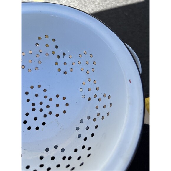 Vintage 1983 Teleflora White Enamel Strawberry Colander Strainer 8” Metal - Picture 9 of 10